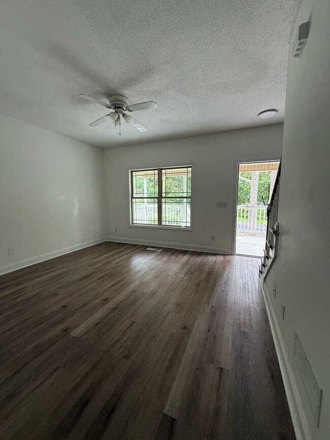 Building Photo - Spacious Two Bedroom Home