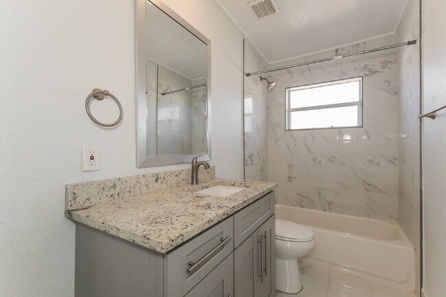 Building Photo - "Charming 2-Bed Oasis in Lake Wales - Cozy 624 Sq Ft Haven!"