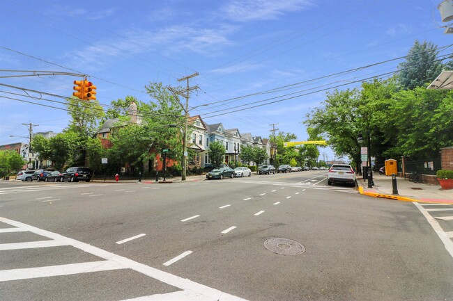 Building Photo - 304 24th St