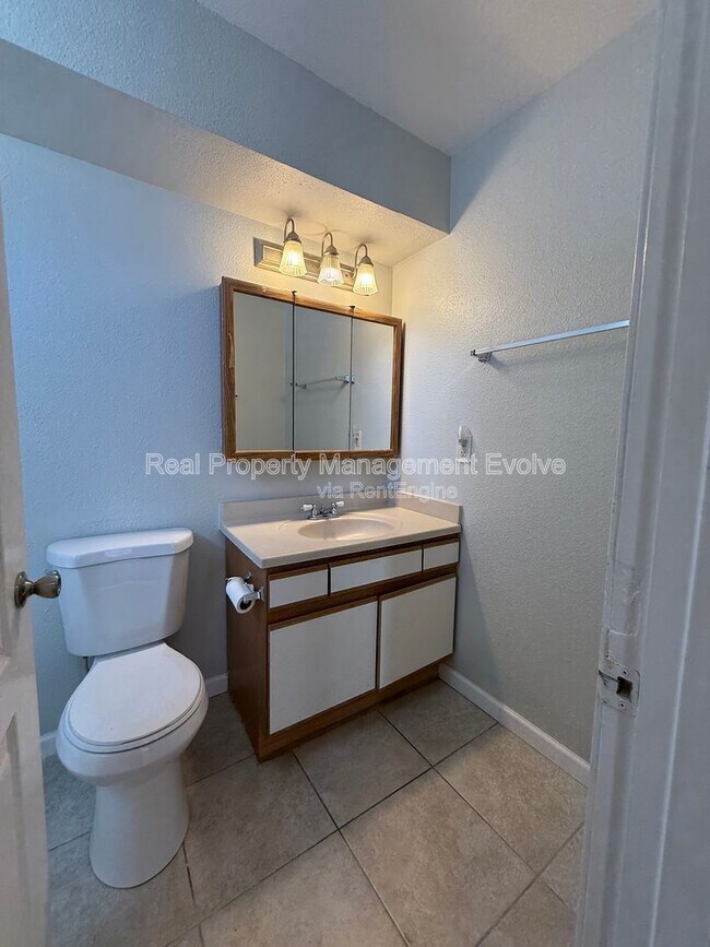 Building Photo - 1336 E Mountain View Rd