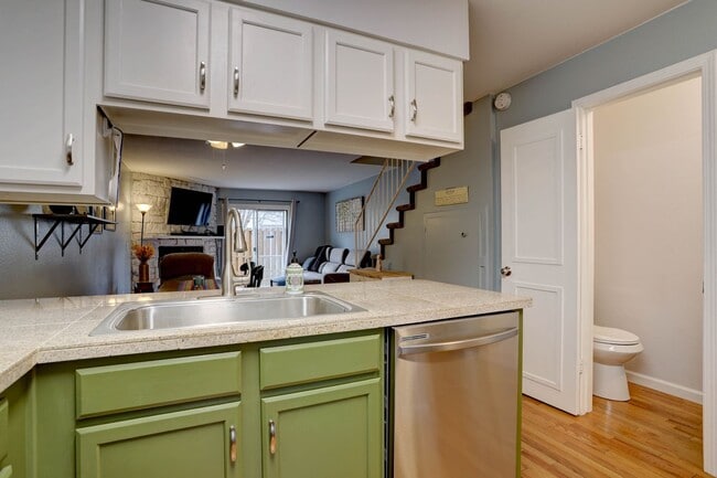 Building Photo - Wonderful 2 bed 2 bath Townhouse with Fire...