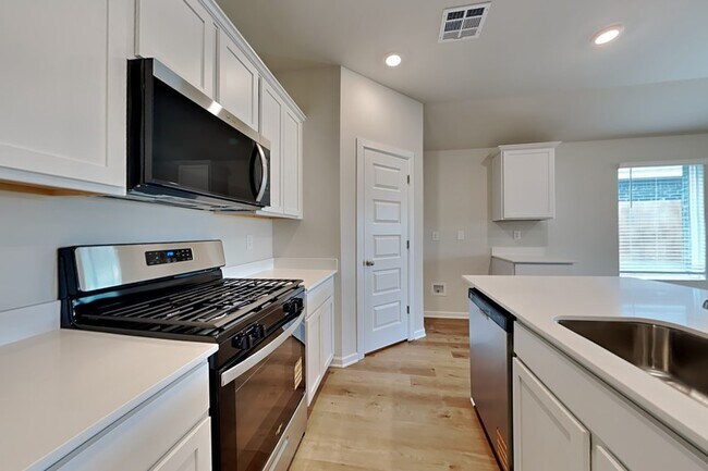 Building Photo - 2921 Ember Dr