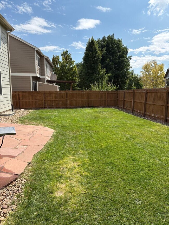 Building Photo - Spacious & Bright 3 Bedroom Home in East L...