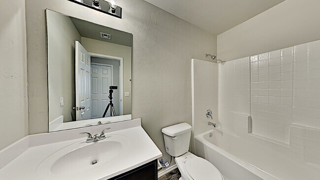 Building Photo - Very Nice 3 Bedroom 2 Bath Home in Yukon Schools