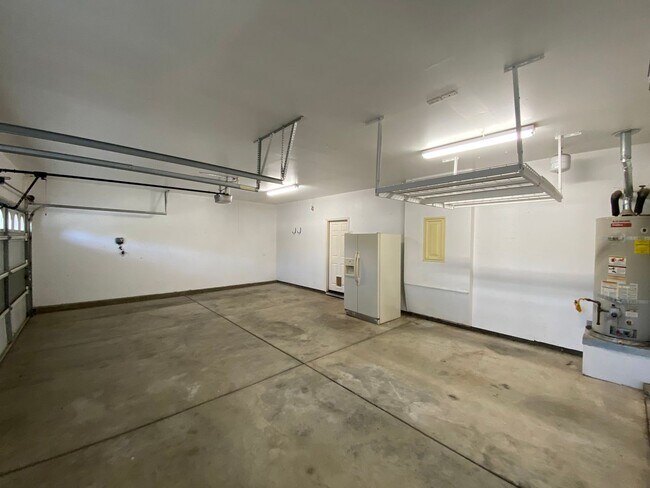 Building Photo - NW Visalia Home Rent Ready! !