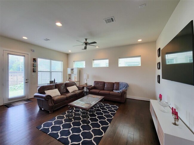 Building Photo - 1842 Parana Dr