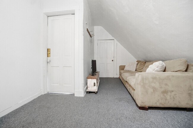 Building Photo - 7 bed/2 bath on Rohs St., Mins. from UC for Only $600/pp ($4,200/mo)! $250 SIGN ON BONUS FOR LTO!!!