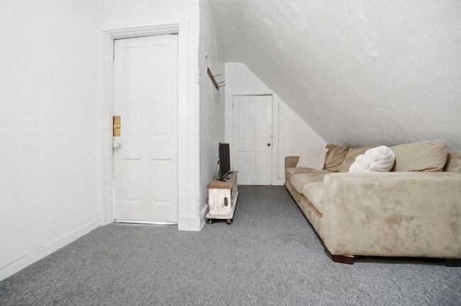 Building Photo - 7 bed/2 bath on Rohs St., Mins. from UC for Only $600/pp ($4,200/mo)!