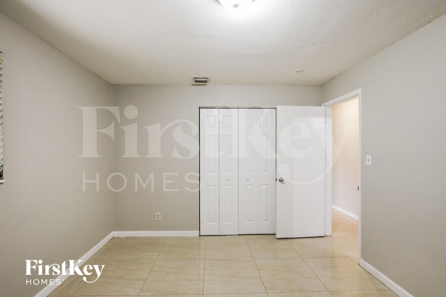 Building Photo - 5700 NE 7th Ave