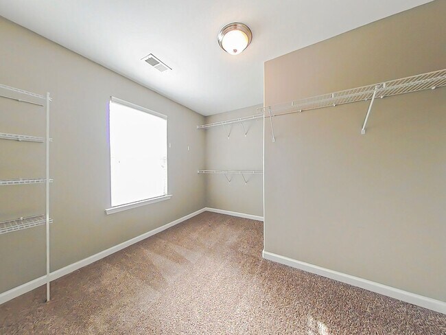 Building Photo - 3 Bedroom 2.5 Bath in Crawford Creek