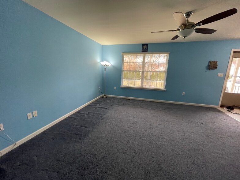 Living Room - 259 E Oakbourne Ave