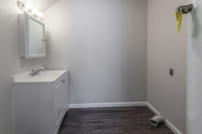 Building Photo - 2327 W 6th St