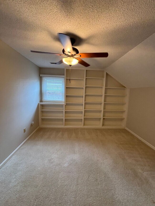 Building Photo - West Knoxville Townhouse