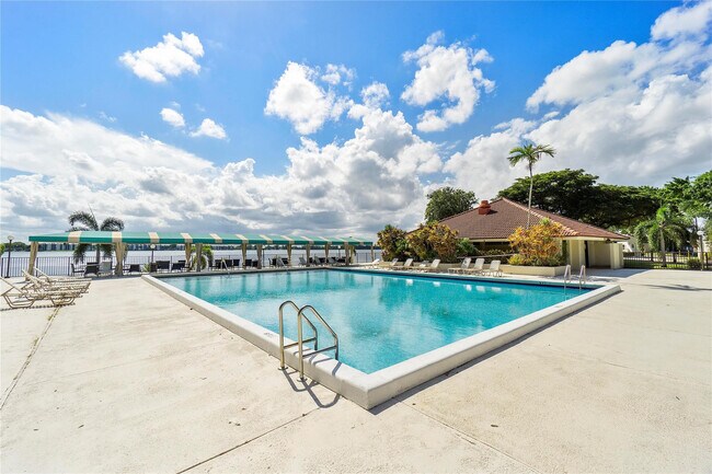 Building Photo - 105 Lake Emerald Dr