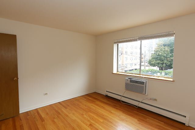 Building Photo - 503 W Briar Pl