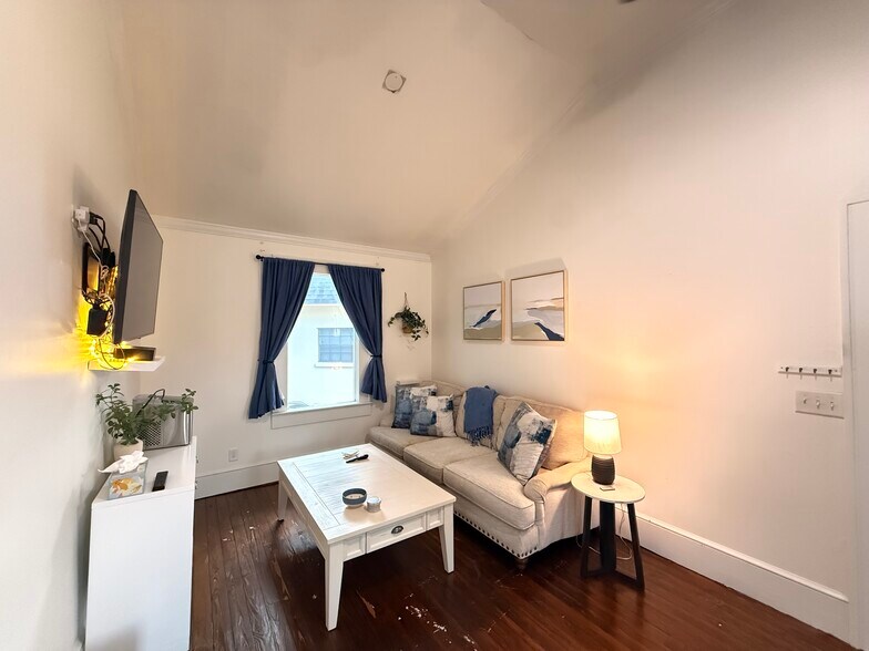 Building Photo - 1920 Victoria Ave