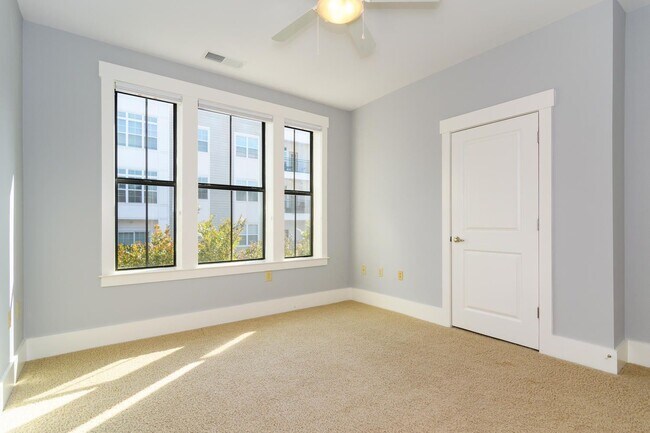 Building Photo - Biltmore Park Townhouse