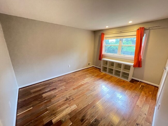 Building Photo - Luxury 5 bed, 3.5 bath with Pool!