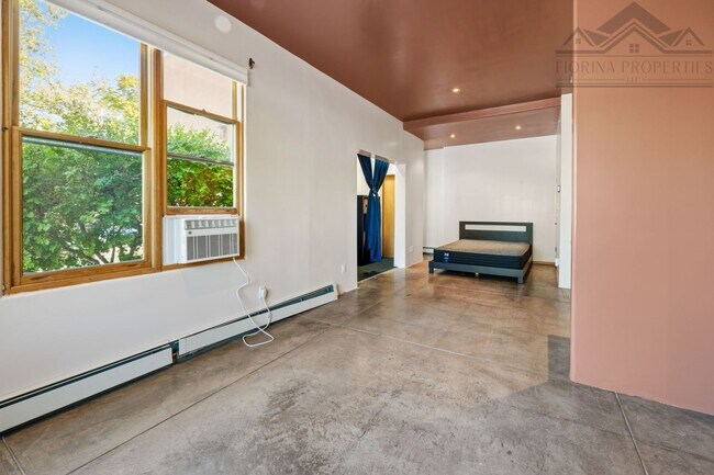 Building Photo - Bright Midtown Studio Loft