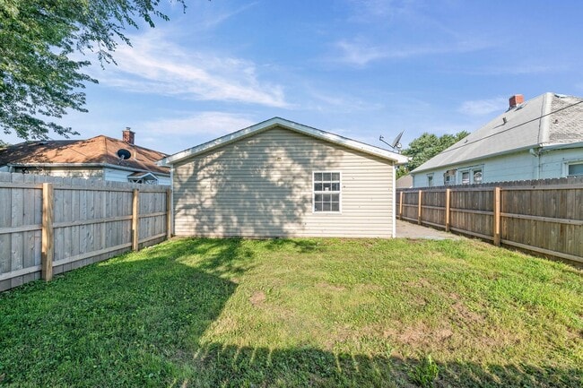 Building Photo - Cute Two Bedroom Home