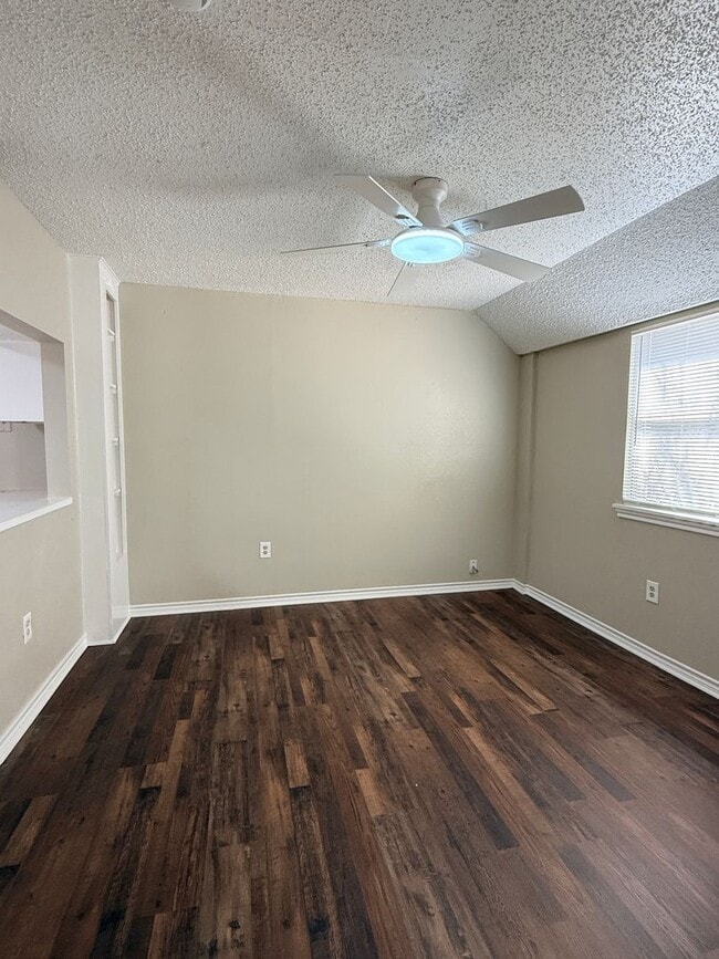 Building Photo - 3 Bedroom 2 Bath 2 Story Updated