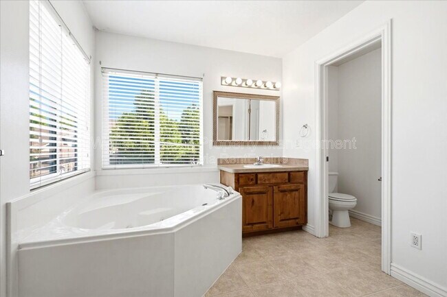 Building Photo - 672 E Clearwater Dr N