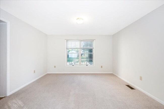 Building Photo - Oversized House in Point of Rocks for Lease