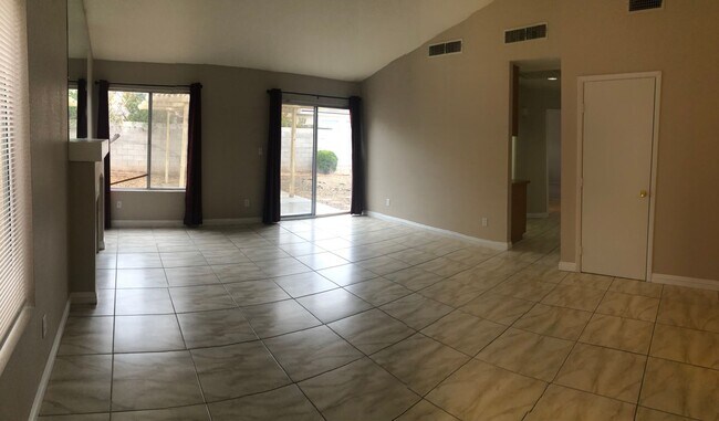 Building Photo - GORGEOUS SINGLE STORY HOME IN NORTH TOWN READY FOR YOU TO RENT !!