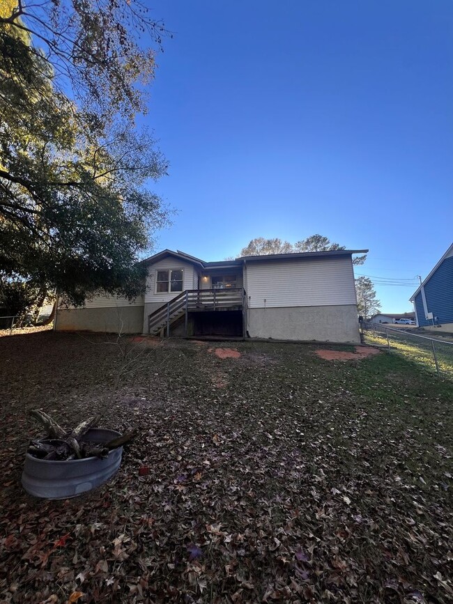 Building Photo - Fenced Yard!