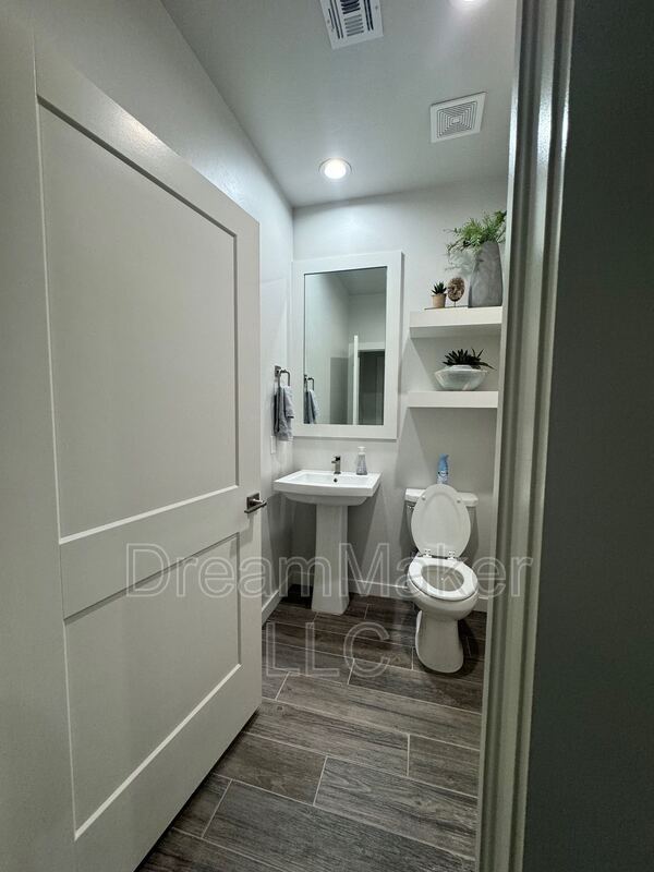 Building Photo - 2807 Clifton Ter