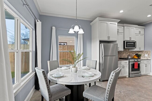 Building Photo - 2209 Silverbonnet St