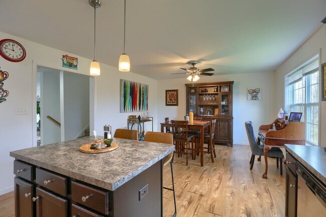 Building Photo - Newer build 2,000 sq ft 3/BR 2.5 bath luxury townhome