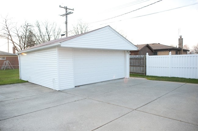Building Photo - 14255 Cavell St