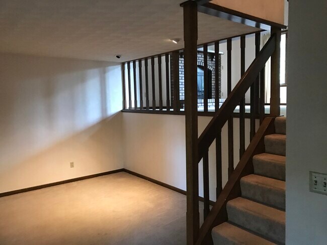 Building Photo - 1458 Eastview Dr