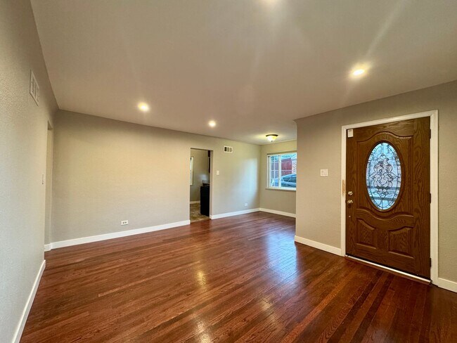 Building Photo - Updated 3 Bedroom 2 Bath Single Family Hom...