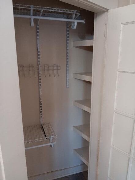 Building Photo - 112 E Nelson St