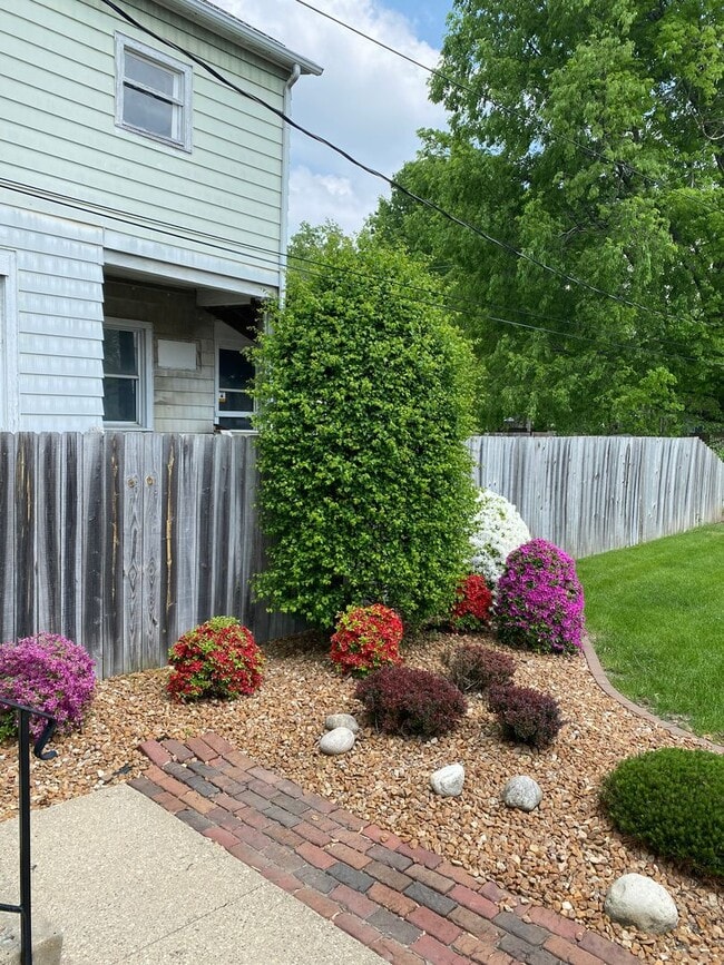 Building Photo - 914 S 2nd St