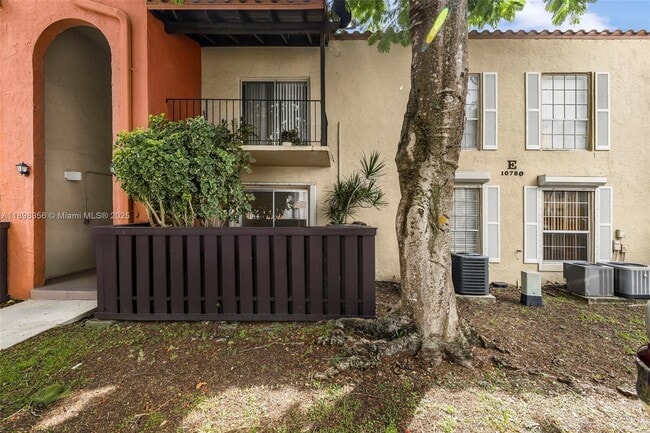 Building Photo - 10780 N Kendall Dr