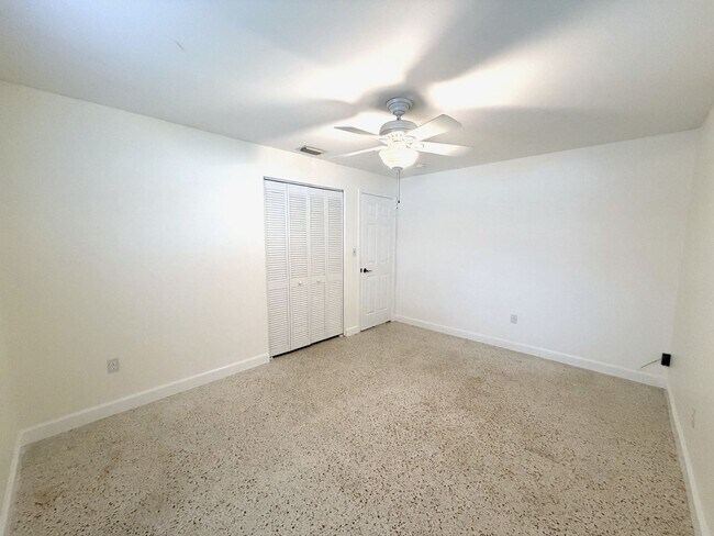 Building Photo - 3/2/1 car garage in S. Ft. Myers Off Cypress Lake!
