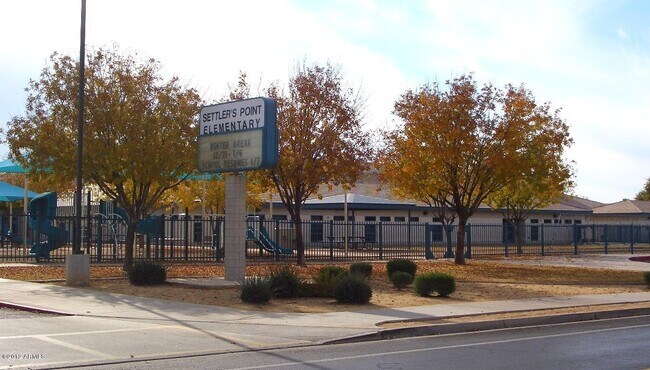 Building Photo - 454 E Baylor Ln