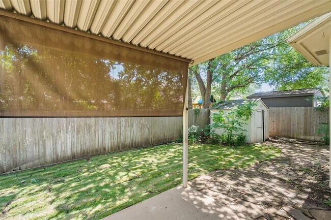 Building Photo - 1502 Azalea Dr