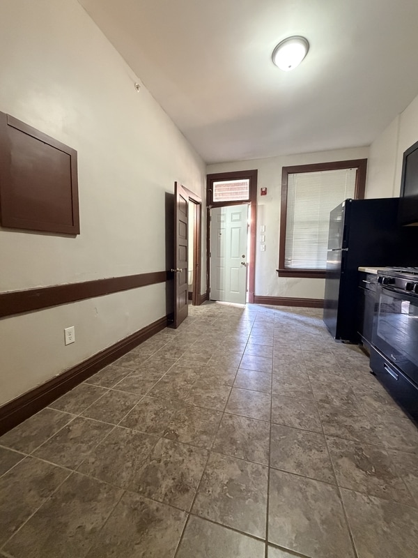 Building Photo - 604 W 3rd St