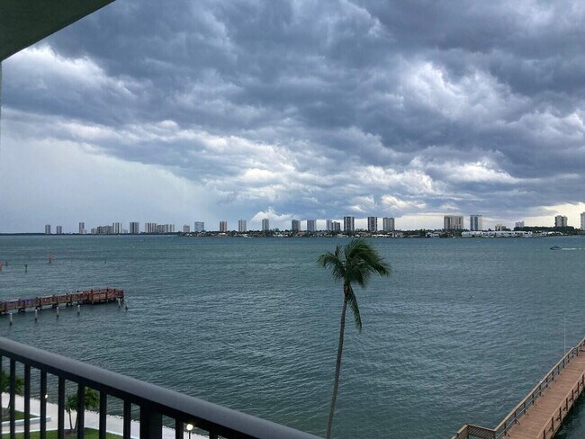 Building Photo - 3040 Lake Shore Dr