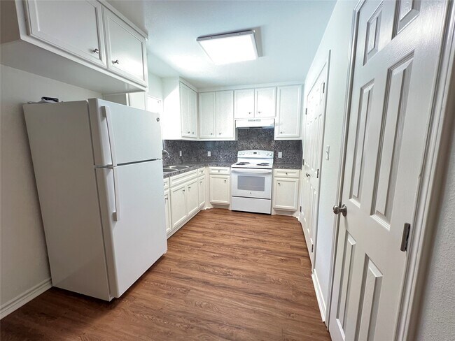 Building Photo - 1231 Sycamore Ave