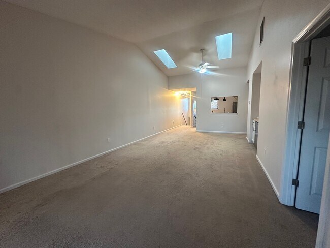 Building Photo - 66 Simsbury Landing