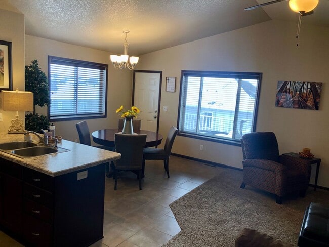 Building Photo - 2 Bed 1.5 Bath Plus Office