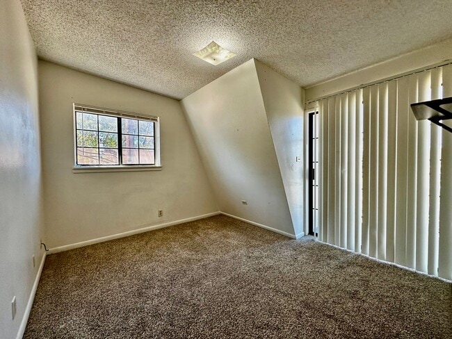 Building Photo - 2 Bedroom Apartment