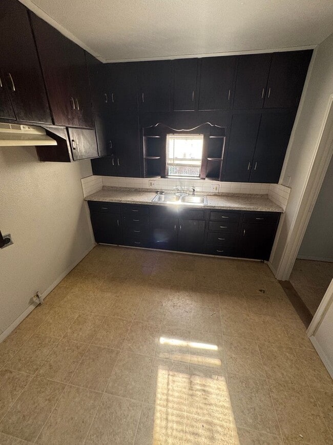 Building Photo - Cozy Three Bedroom House for Rent!