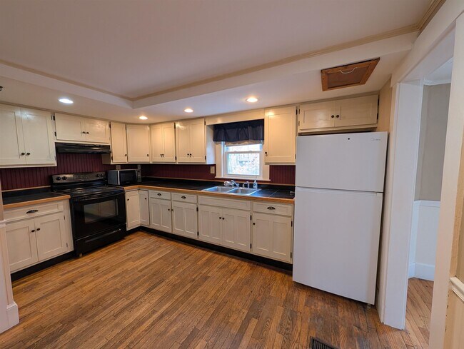 Building Photo - 30 Pleasant St