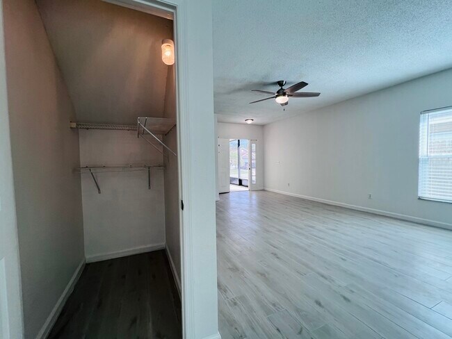 Building Photo - Beautifully Updated 4 bed 2 bath 2 car gar...